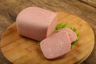 Jambon salata yaprakları üzerinde