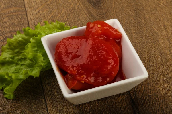 Kabın içinde soyulmuş domates