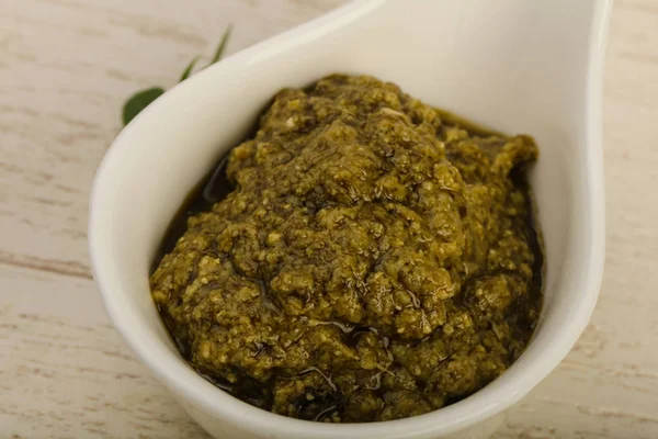 Salsa de pesto en el bowl — Foto de Stock