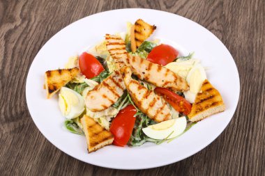 Tavuklu Sezar salatası