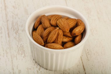 Kabın içinde badem fındık