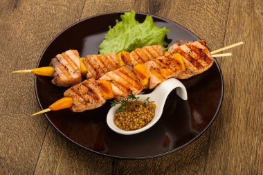 Izgara somon şişleri