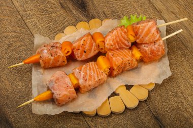 Çiğ somon şişleri