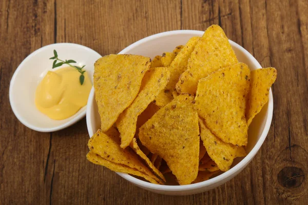 Nachos crujientes en tazón — Foto de Stock