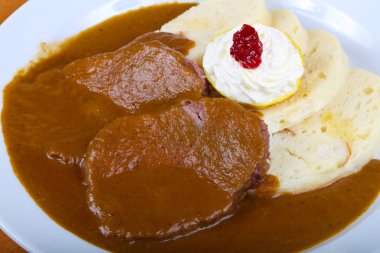 Kızarmış soğan ve sebze kızarmış biftek sosu ve ekmek ile servis