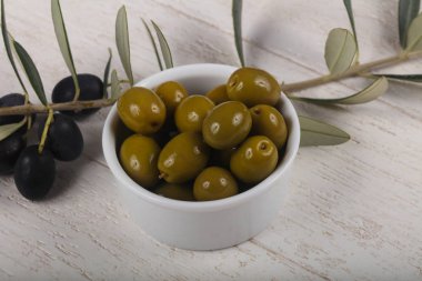 Kase hizmet dalında yeşil zeytin