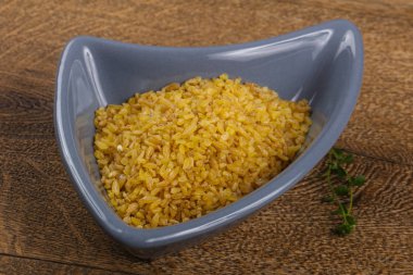 Kabın içinde ham bulgur 