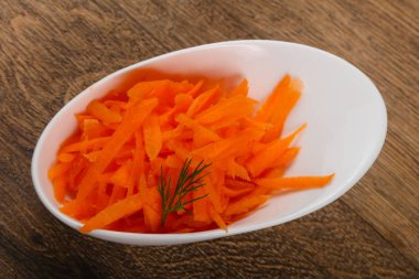 Kabın içinde rendelenmiş havuç 