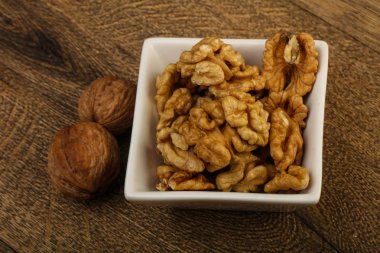 Kase üzerinde ahşap arka plan açık ceviz