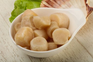 Çiğ deniz tarakları kasede pişmeye hazır.