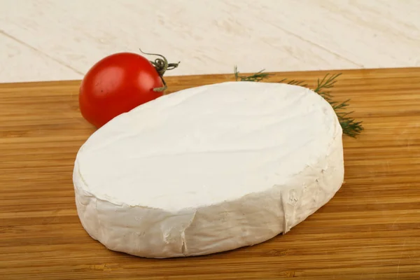 木製の背景上グルメ カマンベール チーズ — ストック写真