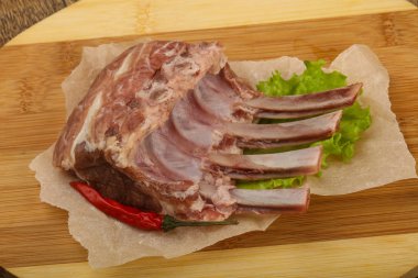 Ham kuzu kaburga ile biber yemek pişirmek için hazır