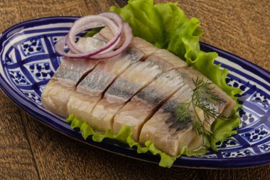 Ringa balığı filetosu dereotu ve soğan dilimlenmiş