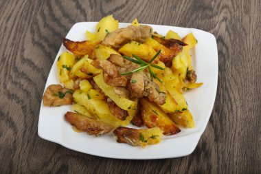 Domuz etli kızarmış patates, biberiye.