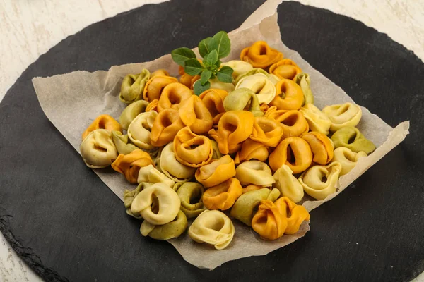 Rå pasta tortellini — Stockfoto