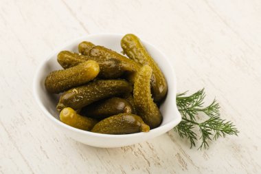 Kabın içinde salatalık turşusu