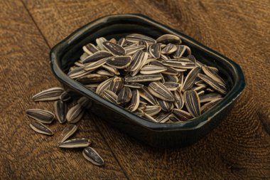 Kabın içinde ayçiçeği tohumu