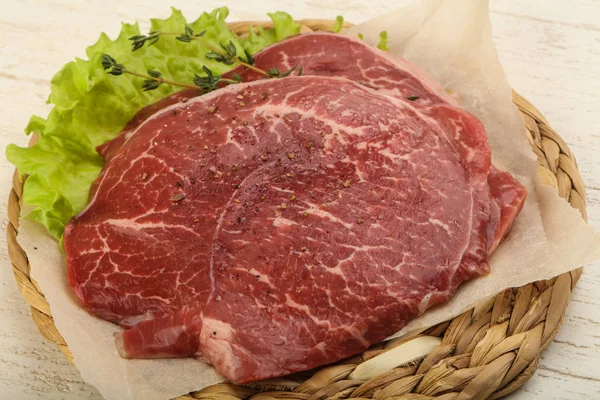 Sznycel surowej wołowiny — Zdjęcie stockowe