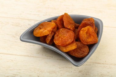 Kasede kurutulmuş kayısı.