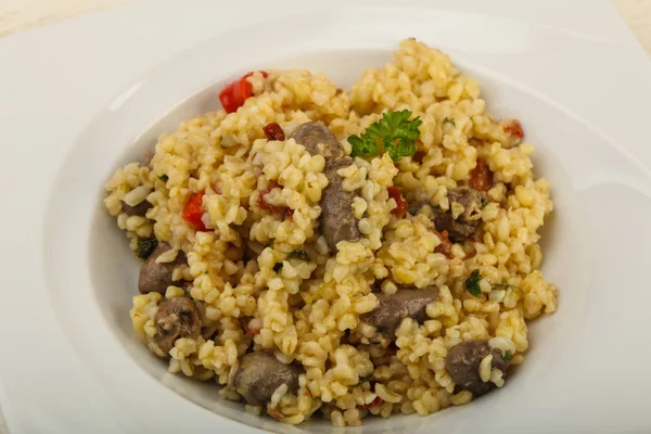 Bulgur con corazones de pollo —  Fotos de Stock