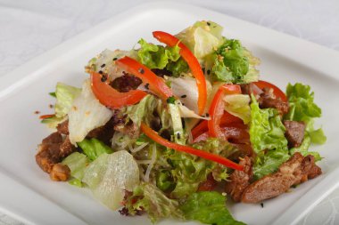 Domuz eti ile lezzetli salata