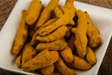 Tumeric kökü kabın içinde