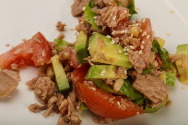 Ton balığı ve Avokado salatası