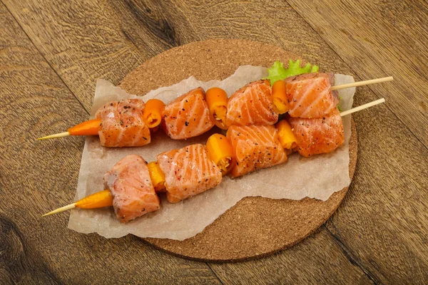 Çiğ somon şişleri