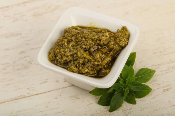 Pesto sos kabın içinde