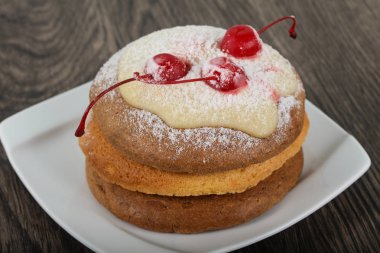 Kiraz ile pişmiş krep