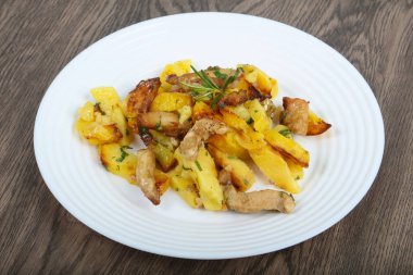 Domuz eti ile kızarmış patates