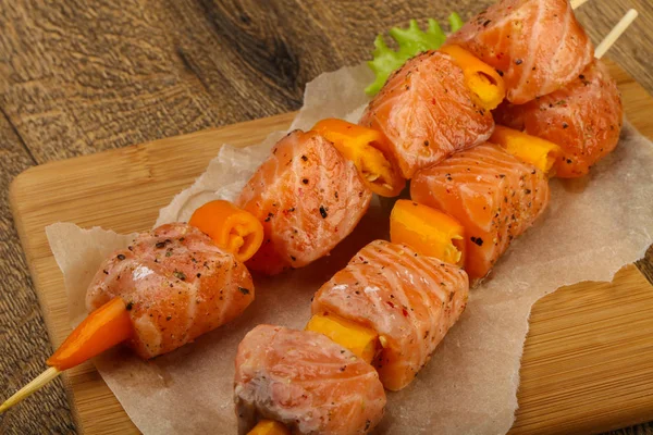 Çiğ somon şişleri