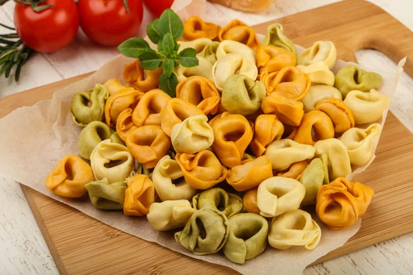 Rohe Tortellini mit Basilikum — Stockfoto