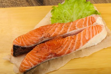 Çiğ somon dilimleri
