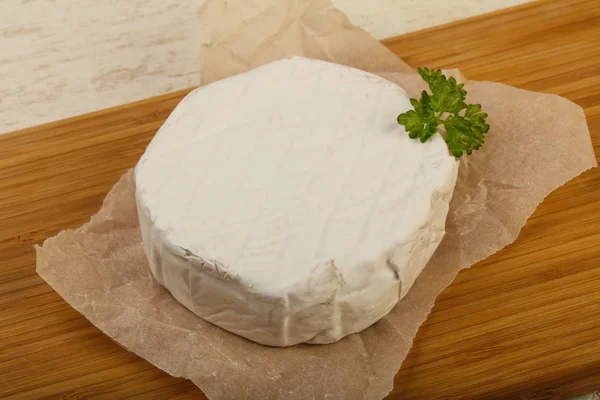 Gurme Camembert Peyniri Ahşap Arka Plan Üzerine Maydanoz Ile — Stok fotoğraf