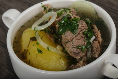 Beyaz et çorbası - kuzu veya dana eti ile Hashlama