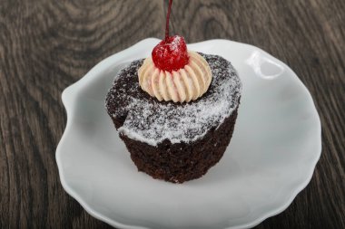 Tatlı çikolatalı kek kiraz ile