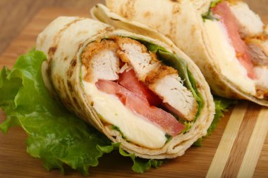 Tavuk ekmek rulo salata yaprakları ile