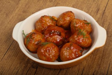 Dereotu, domates soslu köfte servis