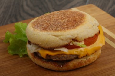 Domates ve salata yaprakları ile lezzetli ev yapımı çizburger