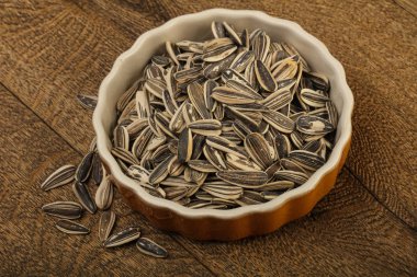 Kase üzerinde ahşap arka plan Ayçiçeği tohumları