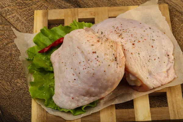 Muslos Pollo Crudos Con Especias Listas Para Cocinar — Foto de Stock