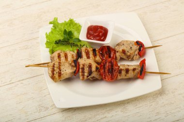 Izgara hindi şişleri domates ve biber ile