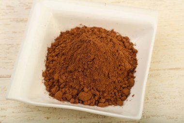 Kase ahşap arka plan üzerinde toz kakao