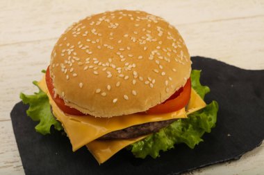 Peynir, domates, salata yaprakları ile lezzetli Burger