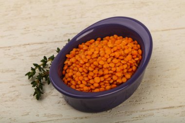 Kase ahşap arka plan üzerinde turuncu mercimek