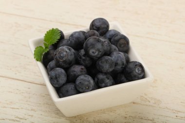 Kabın içinde olgunlaşmış yaban mersini