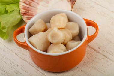 Çiğ deniz tarakları kasede pişmeye hazır.