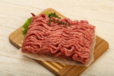 Çiğ kıyma et kekik ve acı biber ile