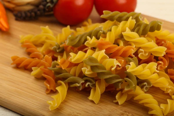 Rohe Fussili Für Pasta Über Dem Holzgrund — Stockfoto